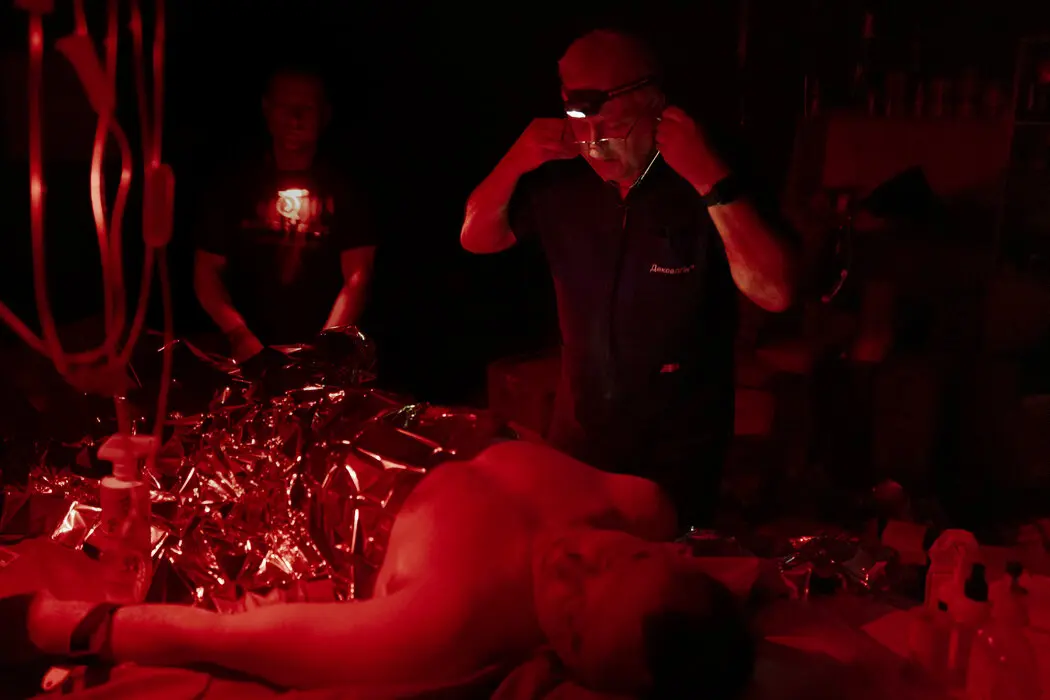 Вночі персонал використовує червоне світло на фарах, щоб зробити центр менш помітним